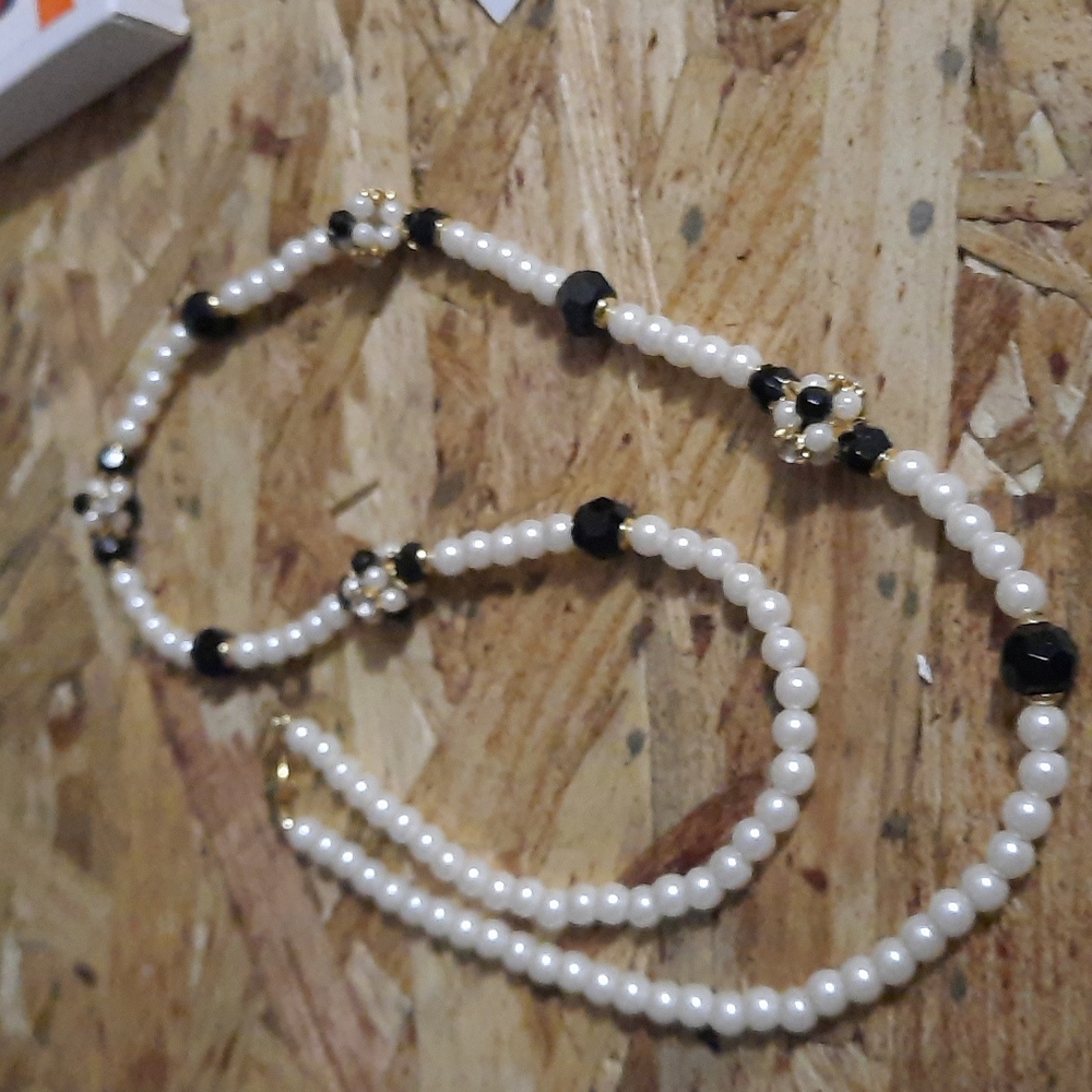 Neck lace